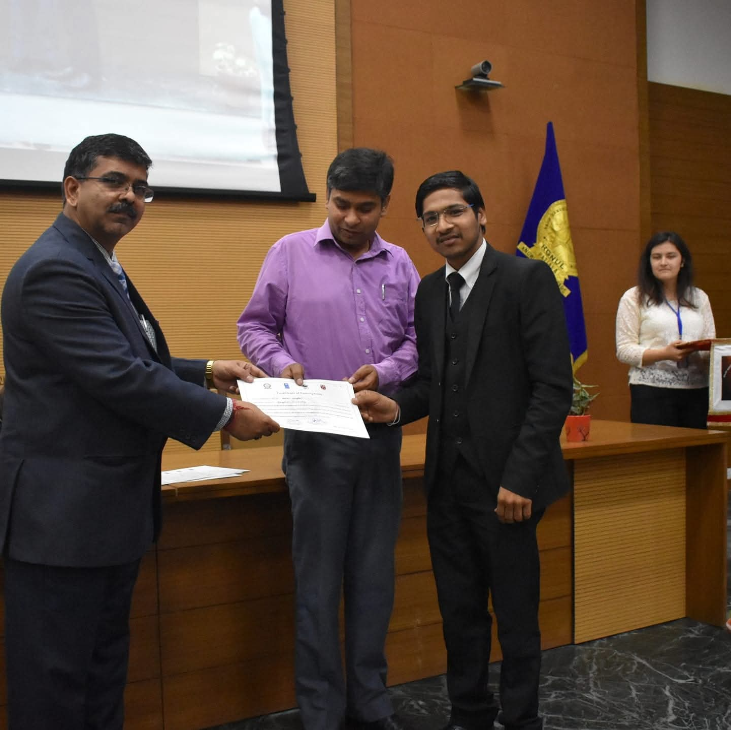 Karz Sarthi advisor receiving a certificate